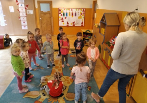 Dzieci podczas zajęć z panią Anią (j. angielski)